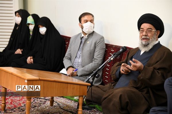 دیدارمسئولان و نمایندگان  تشکل‌های دانش‌آموزی استان اصفهان با نماینده ولی فقیه در استان اصفهان