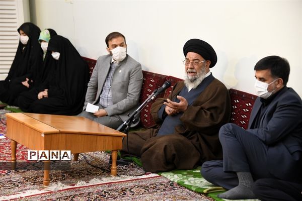 دیدارمسئولان و نمایندگان  تشکل‌های دانش‌آموزی استان اصفهان با نماینده ولی فقیه در استان اصفهان