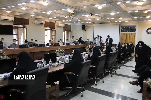 دیدار مسئولان و نمایندگان تشکل‌های دانش‌آموزی با استاندار اصفهان