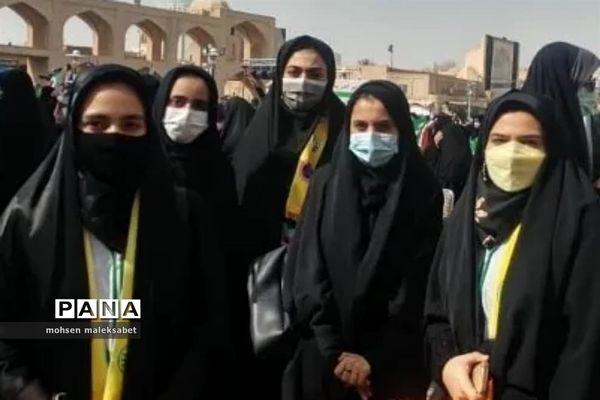 حضور دانش‌آموزان پیشتاز استان یزد در راهپیمایی ۱۳ آبان