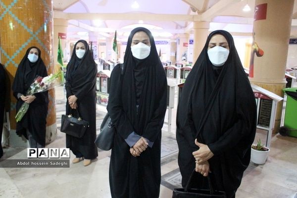 عطرافشانی قبور مطهر شهدا و تجدید میثاق با گلگون کفنان دفاع مقدس در بوشهر