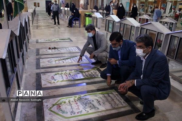 عطرافشانی قبور مطهر شهدا و تجدید میثاق با گلگون کفنان دفاع مقدس در بوشهر