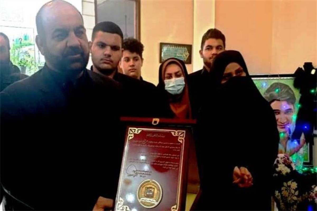 اعطای مدال پدافند غیرعامل به خانواده شهید علی لندی