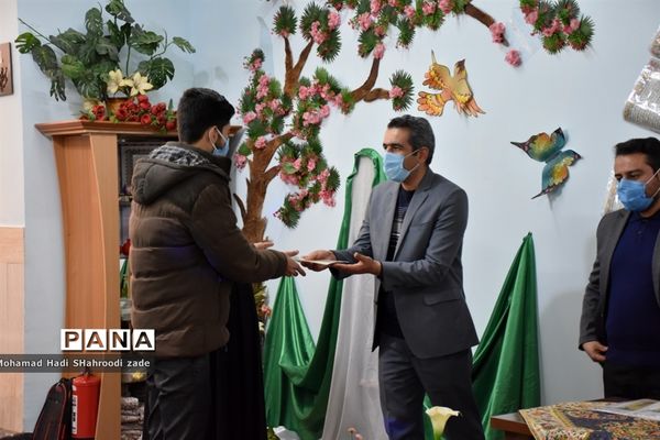 مراسم تقدیر از منتخبان مسابقات قرآن عترت و نماز سال قبل در مکان دارالقرآن ناحیه یک مشهد مقدس