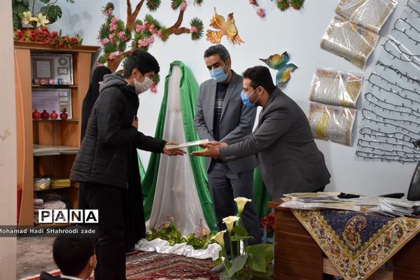 مراسم تقدیر از منتخبان مسابقات قرآن عترت و نماز سال قبل در مکان دارالقرآن ناحیه یک مشهد مقدس