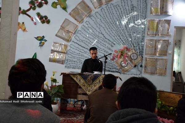 مراسم تقدیر از منتخبان مسابقات قرآن عترت و نماز سال قبل در مکان دارالقرآن ناحیه یک مشهد مقدس
