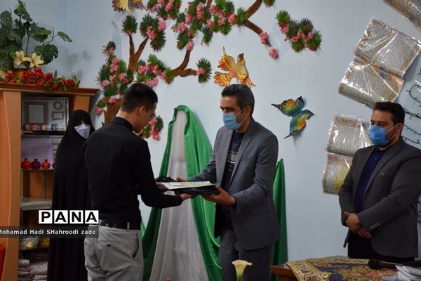 مراسم تقدیر از منتخبان مسابقات قرآن عترت و نماز سال قبل در مکان دارالقرآن ناحیه یک مشهد مقدس