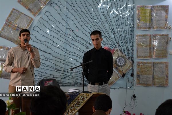مراسم تقدیر از منتخبان مسابقات قرآن عترت و نماز سال قبل در مکان دارالقرآن ناحیه یک مشهد مقدس