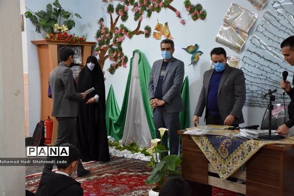 مراسم تقدیر از منتخبان مسابقات قرآن عترت و نماز سال قبل در مکان دارالقرآن ناحیه یک مشهد مقدس
