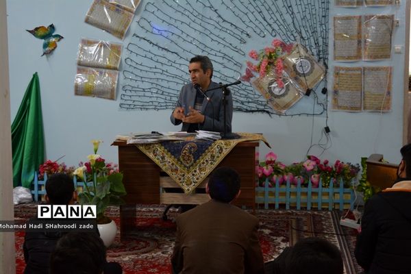 مراسم تقدیر از منتخبان مسابقات قرآن عترت و نماز سال قبل در مکان دارالقرآن ناحیه یک مشهد مقدس