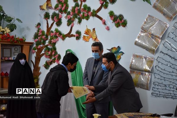 مراسم تقدیر از منتخبان مسابقات قرآن عترت و نماز سال قبل در مکان دارالقرآن ناحیه یک مشهد مقدس