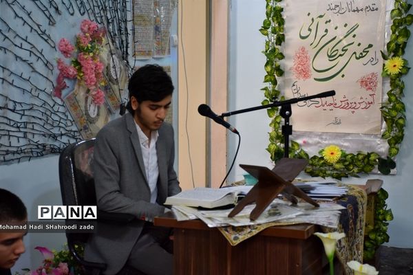 مراسم تقدیر از منتخبان مسابقات قرآن عترت و نماز سال قبل در مکان دارالقرآن ناحیه یک مشهد مقدس
