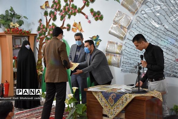 مراسم تقدیر از منتخبان مسابقات قرآن عترت و نماز سال قبل در مکان دارالقرآن ناحیه یک مشهد مقدس