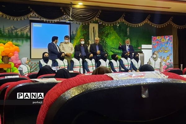 نشست هم‌اندیشی مربیان پیشتاز فولاد شهر با حضور مدیر سازمان دانش‌آموزی استان اصفهان
