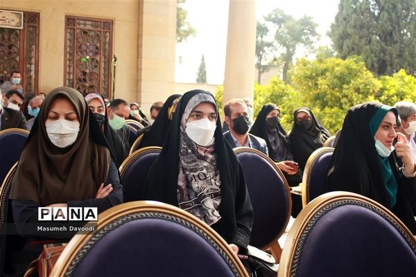 آیین گشایش دومین جشنواره معلمان هنرمند در آرامگاه حافظ شیرازی