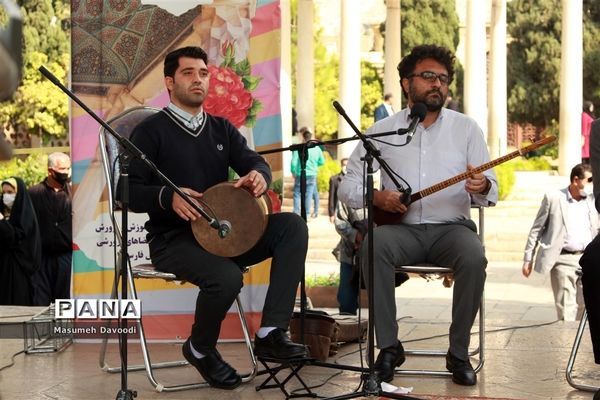 آیین گشایش دومین جشنواره معلمان هنرمند در آرامگاه حافظ شیرازی