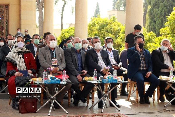 آیین گشایش دومین جشنواره معلمان هنرمند در آرامگاه حافظ شیرازی