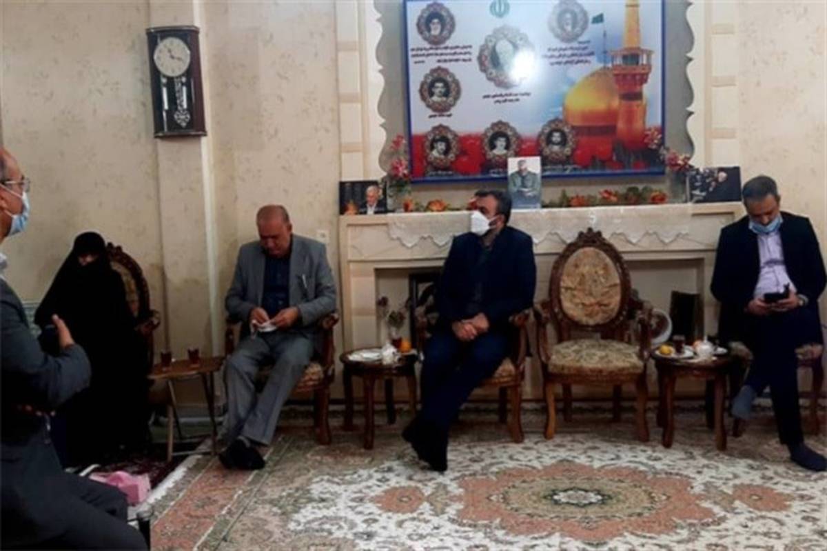 مدیرکل فرهنگی هنری، اردوها و فضاهای پرورشی وزارت آموزش و پرورش با خانواده شهیدان جنیدی دیدار و گفتگو کرد