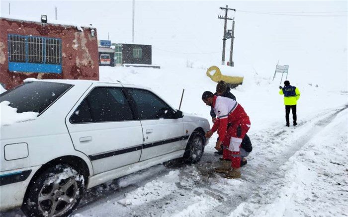 امدادرسانی هلال‌احمر به 222 خودروی در راه‌مانده ناشی از برف و کولاک استان زنجان