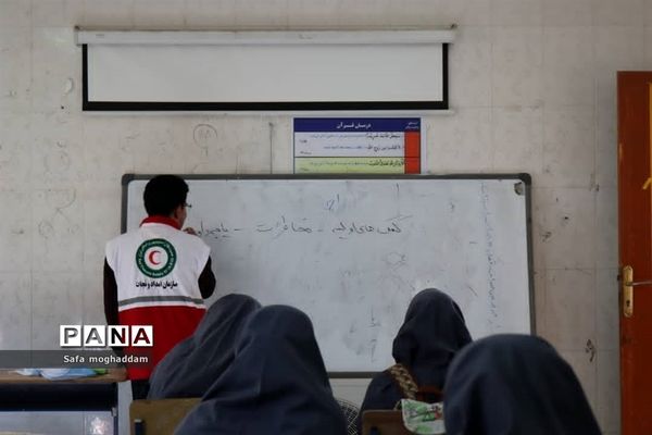 برگزاری کلاس‌های کانون دانش‌آموزی هلال احمر در دبیرستان قاضی گله‌دار