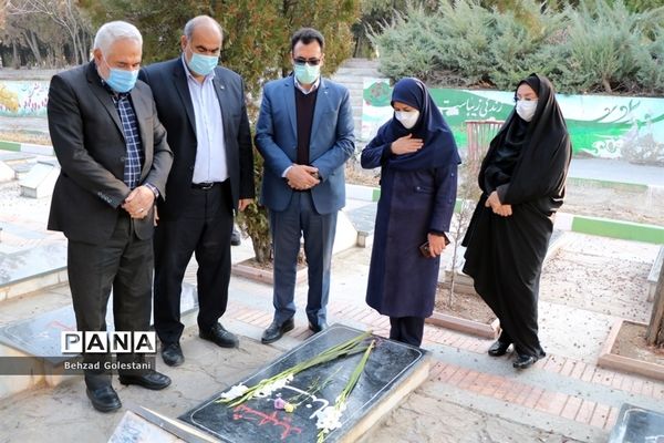 غبار روبی مزار شهدا به‌مناسبت گرامیداشت هفته بسیج در ارومیه