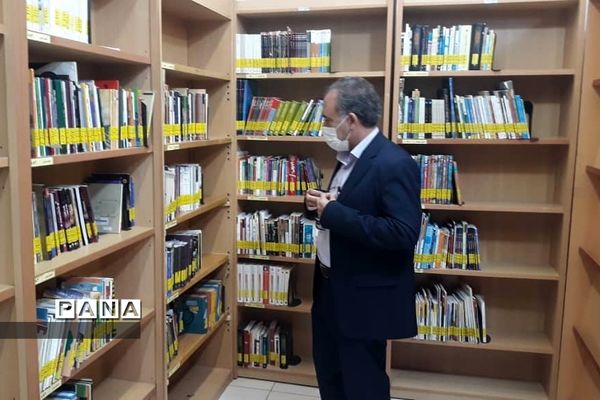 بازدید مدیر آموزش و پرورش شهرستان پردیس از کتابخانه عمومی