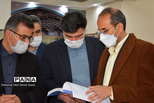 گرامیداشت هفته کتاب و کتابخوانی و آیین نواختن زنگ کتاب در دبیرستان مهشید مصلی نژاد ناحیه یک مشهد
