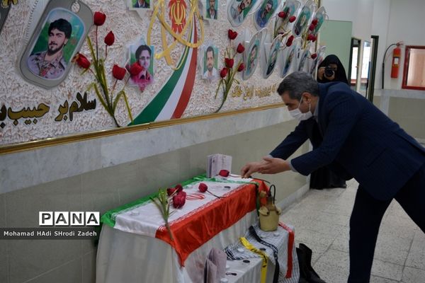 گرامیداشت هفته کتاب و کتابخوانی و آیین نواختن زنگ کتاب در دبیرستان مهشید مصلی نژاد ناحیه یک مشهد