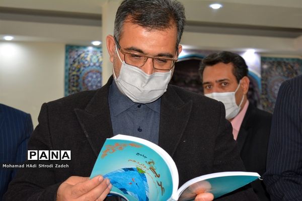 گرامیداشت هفته کتاب و کتابخوانی و آیین نواختن زنگ کتاب در دبیرستان مهشید مصلی نژاد ناحیه یک مشهد