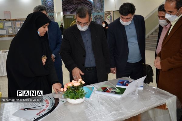 گرامیداشت هفته کتاب و کتابخوانی و آیین نواختن زنگ کتاب در دبیرستان مهشید مصلی نژاد ناحیه یک مشهد
