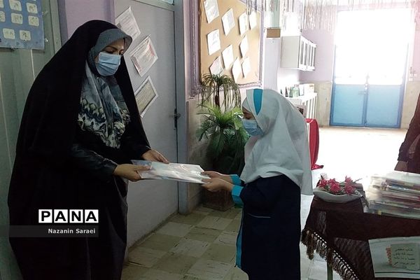 اهدای بسته فرهنگی به دانش‌آموزان واحد‌های آموزشی روستایی اسلامشهر