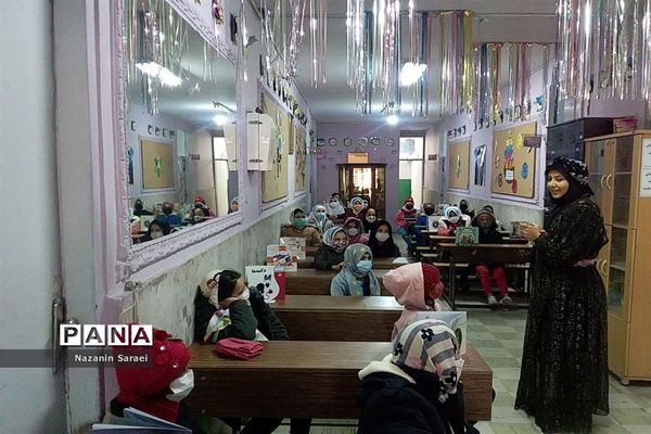 اهدای بسته فرهنگی به دانش‌آموزان واحد‌های آموزشی روستایی اسلامشهر