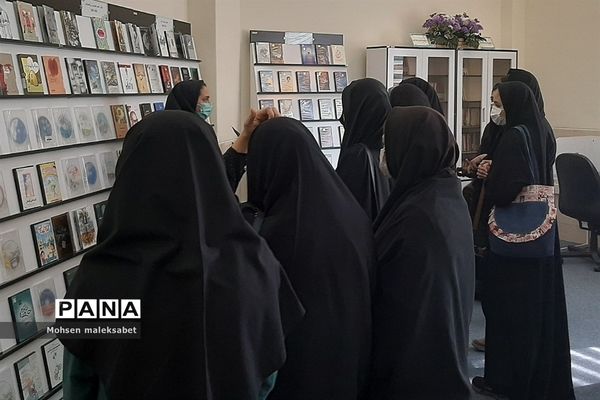 بازدید اعضای مجلس دانش‌آموزی و پیشتاز از کتابخانه مرکزی یزد
