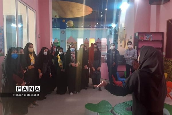 بازدید اعضای مجلس دانش‌آموزی و پیشتاز از کتابخانه مرکزی یزد