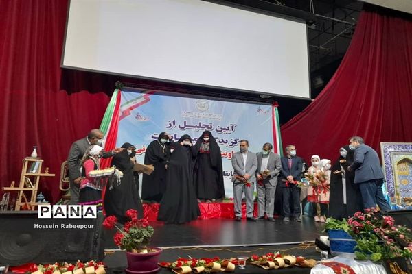 مراسم تجلیل از برگزیدگان کشوری حوزه معاونت پرورشی منطقه 16