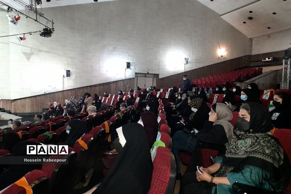 مراسم تجلیل از برگزیدگان کشوری حوزه معاونت پرورشی منطقه 16