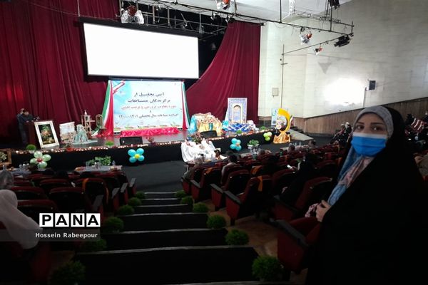 مراسم تجلیل از برگزیدگان کشوری حوزه معاونت پرورشی منطقه 16