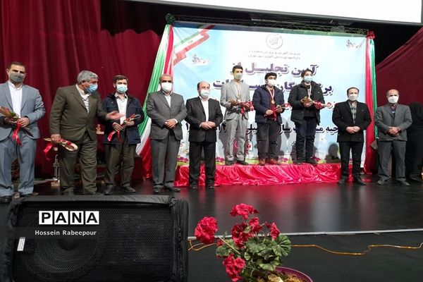 مراسم تجلیل از برگزیدگان کشوری حوزه معاونت پرورشی منطقه 16