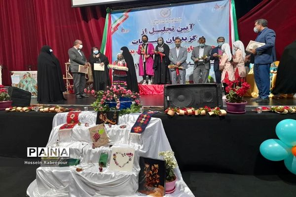 مراسم تجلیل از برگزیدگان کشوری حوزه معاونت پرورشی منطقه 16