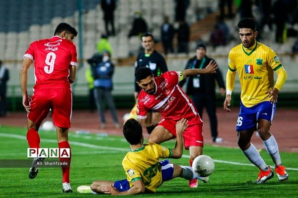 دیدار تیم‌های پرسپولیس و صنعت نفت آبادان