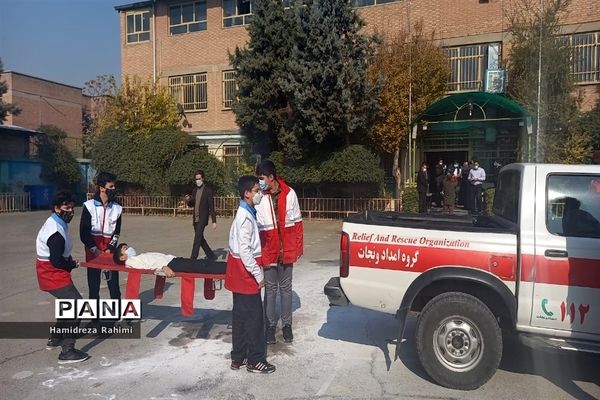 برگزاری مانور زلزله و اقدامات ایمنی در دبیرستان امام خمینی (ره) منطقه ۱۵