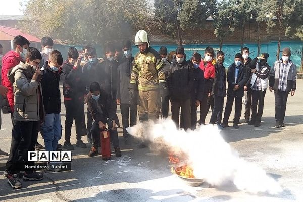 برگزاری مانور زلزله و اقدامات ایمنی در دبیرستان امام خمینی (ره) منطقه ۱۵
