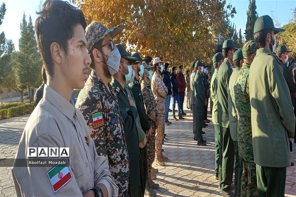 غبارروبی مزار مطهر شهدای کاشمر به مناسبت هفته بسیج