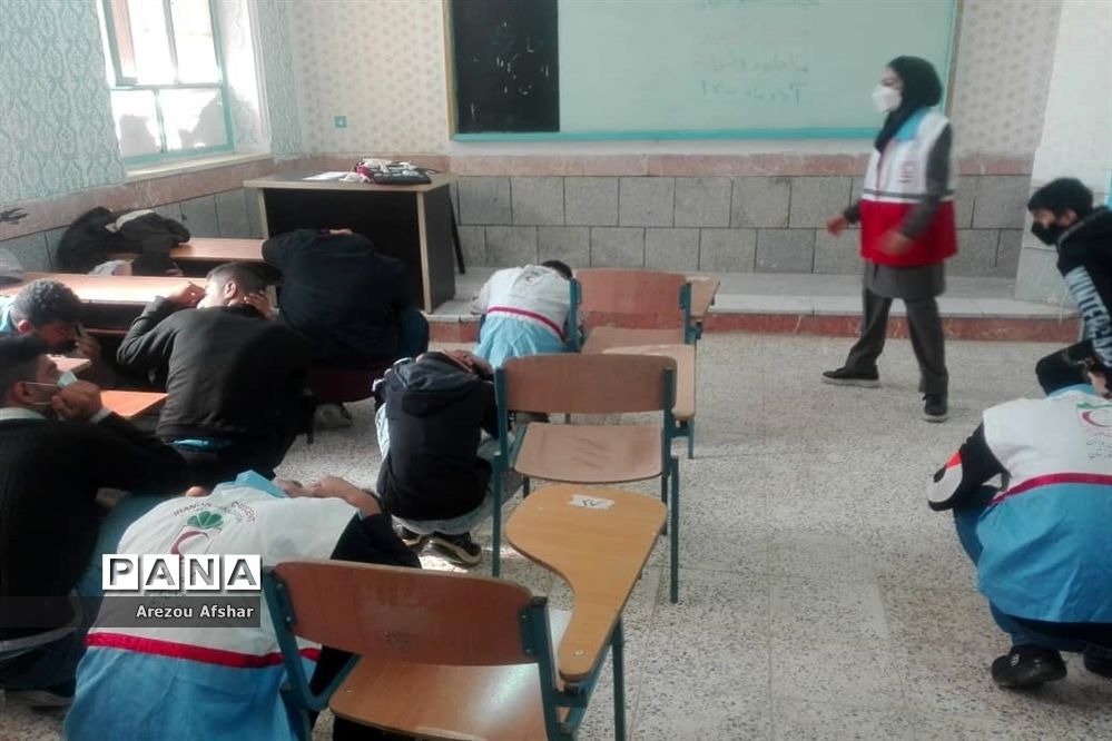 آماده سازی جهت اجرای مانور زلزله در مدارس بندرامام خمینی (ره)