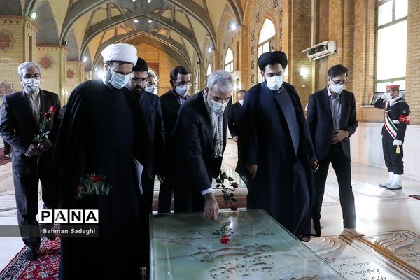 تجدید میثاق  وزیر آموزش و پرورش با امام راحل و شهدای هفتم تیر