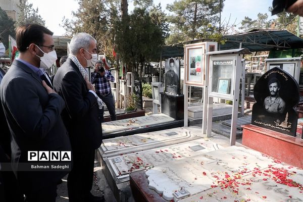 تجدید میثاق  وزیر آموزش و پرورش با امام راحل و شهدای هفتم تیر