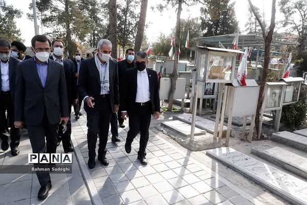 تجدید میثاق  وزیر آموزش و پرورش با امام راحل و شهدای هفتم تیر