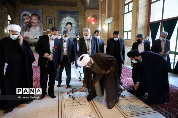 تجدید میثاق  وزیر آموزش و پرورش با امام راحل و شهدای هفتم تیر