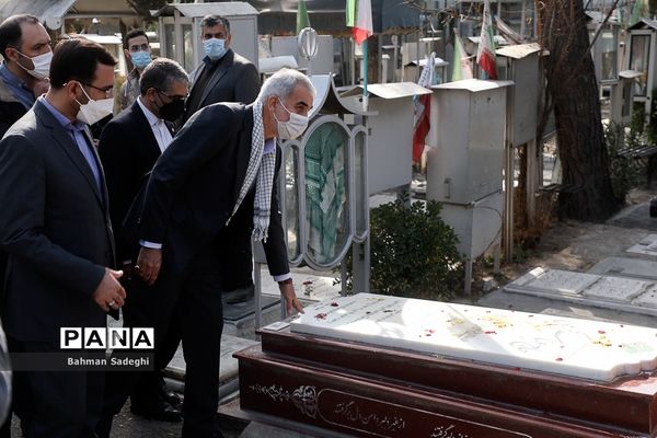 تجدید میثاق  وزیر آموزش و پرورش با امام راحل و شهدای هفتم تیر