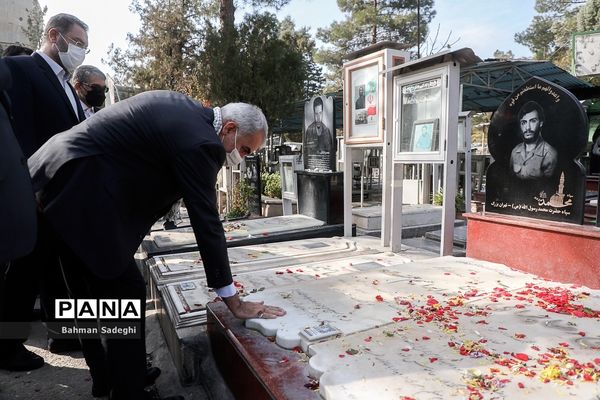 تجدید میثاق  وزیر آموزش و پرورش با امام راحل و شهدای هفتم تیر